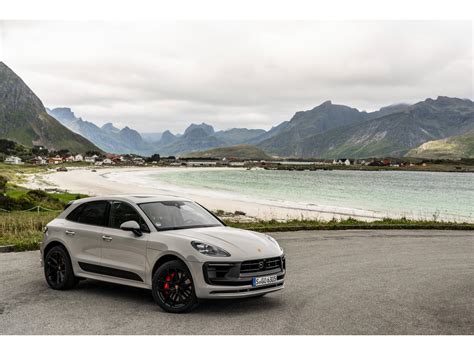 2022 Porsche Macan Pictures: | U.S. News