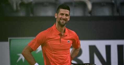 Video Novak Djokovic Jokingly Wears Helmet After Being Hit In Head