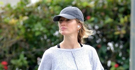 Gisele Bündchen passeia cão de estimação em Miami