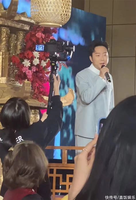 李玉刚参加亲友婚礼登台献唱，打扮正式现场落泪，选歌不当引热议