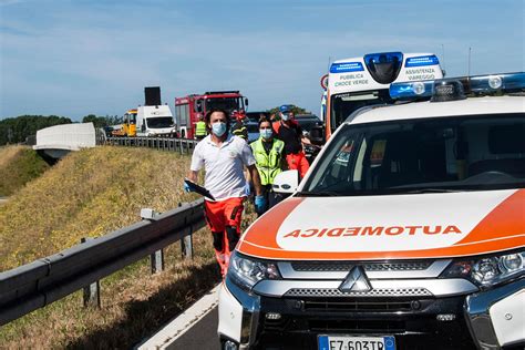 Napoli Grave Incidente Stradale Lungo La Statale Un Morto