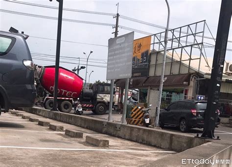 更新／水泥預拌車撞進高雄仁武知名烤鴨店 3人傷！ Ettoday社會新聞 Ettoday新聞雲