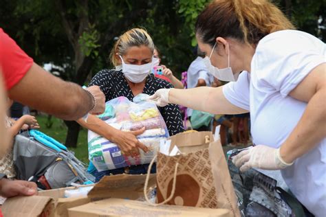 Grupo De Volunt Rios Doa Cestas B Sicas Para Pessoas Em Situa O De