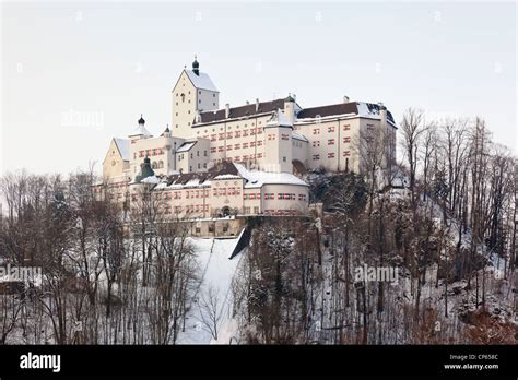 Deutschland Bayern Aschau Blick Auf Schloss Hohenaschau