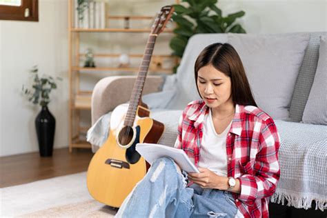 Wanita Muda Sedang Menulis Lagu Dan Menulis Lirik Di Buku Catatan A Foto Stok Unduh Gambar