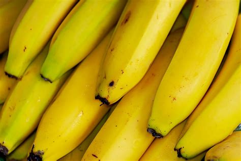 5 usos incríveis para a casca de banana que você não sabia Não jogue