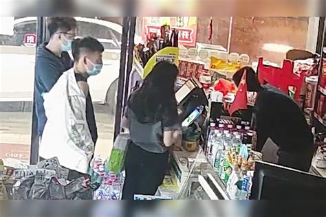 2小伙进店假装买烟，抢走一条软中华开车逃跑，店主：已报警处理