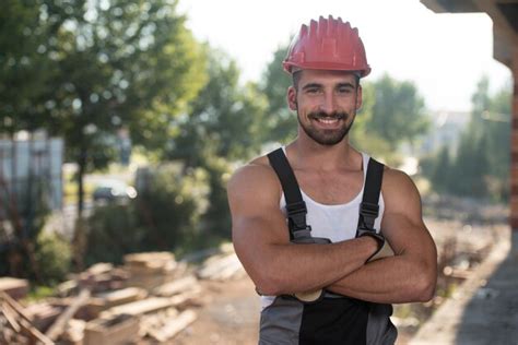 Arquiteto Masculino Bem Sucedido Em Um Canteiro De Obras Os Bra Os