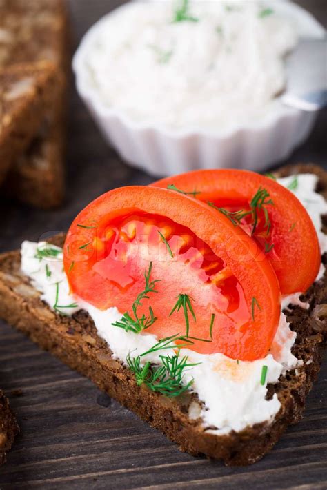 Sandwich mit Frischkäse und Tomaten Stock Bild Colourbox