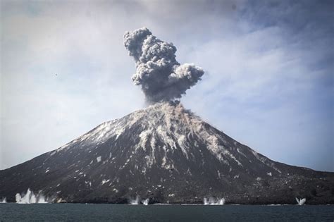 anak krakatoa erupt 2020 Krakatoa eruption volcano vulcano erupts eruzione loudest tsunami ...