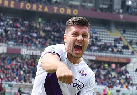 Jovic A Casa Milan Per La Firma Lattaccante Sar Ceduto Ai Rossoneri