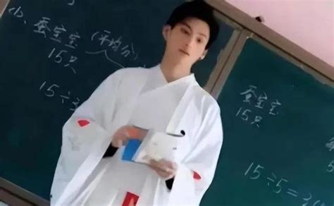 各科老师穿汉服上课，数学老师气宇轩昂，却被历史老师碾压！ 知乎