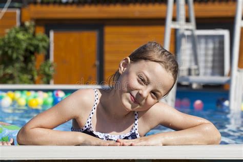 Petite Fille Heureuse Dans La Piscine De Bikini Image Stock Image Du