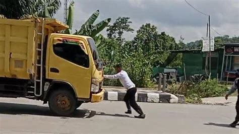 Hadang Dumptruck Nekat Lalui Jembatan Mahkota II Samarinda Seorang