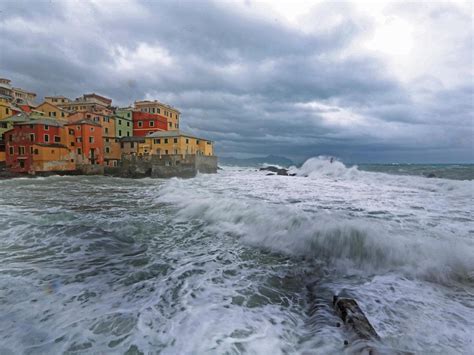 Mareggiata La Furia Delle Onde Sulla Costa Di Genova La Repubblica