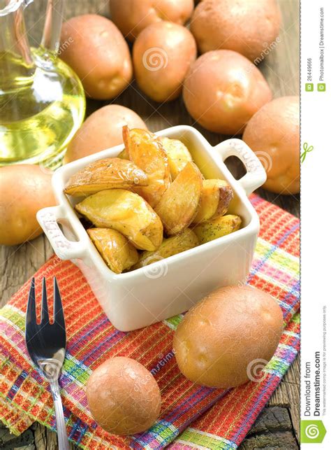 Pommes De Terre Cuites Au Four Par Four Rustique Photo Stock Image Du