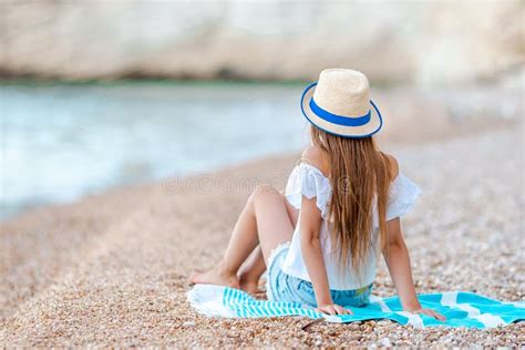 Menina Bonito Na Praia Durante F Rias De Ver O Imagem De Stock Imagem