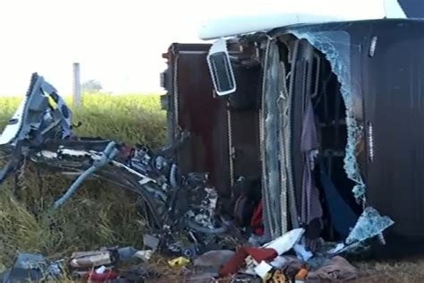 Ônibus tomba 66 passageiros motorista morre e 4 ficam feridos