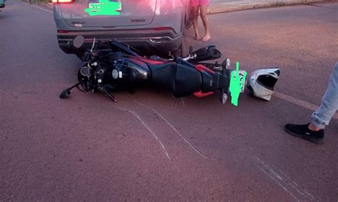 Rolim De Moura Motociclista Colide Na Traseira De Carro No Bairro