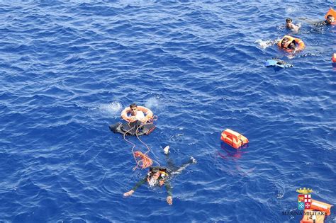 Dramáticas Imágenes De Un Naufragio En El Mediterráneo El Espectador