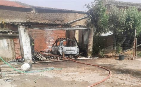 Sofocado un incendio en un vehículo estacionado en una vivienda de