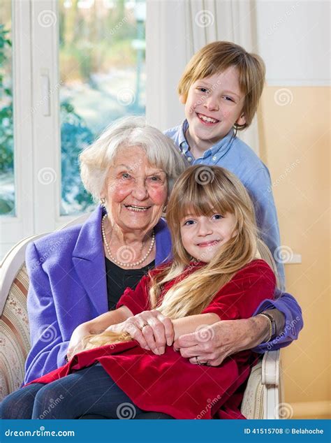 Portrait D une Grand mère Avec Ses Petits enfants Photo stock Image