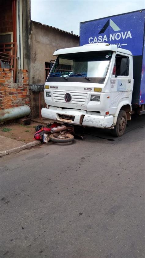 Motociclista Morre Ao Ser Atropelado Por Caminh O Em Bairro De Vg