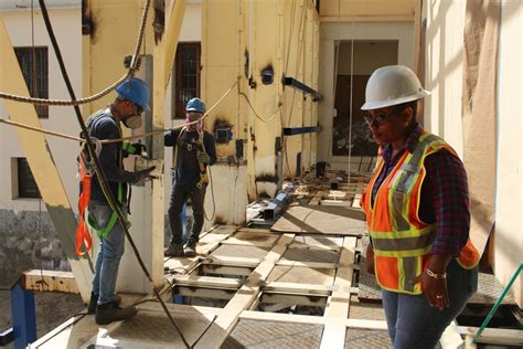 Cerrando La Brecha De Género En La Industria De Construcción Centro