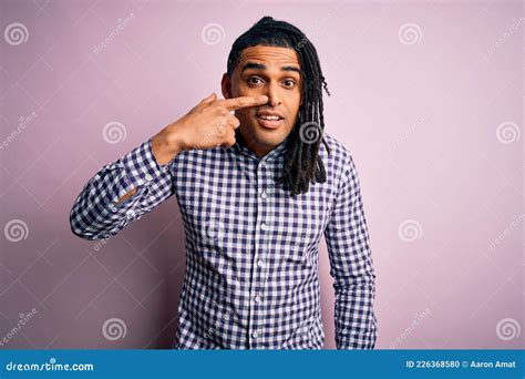 Joven Y Guapo Afro Americano Africano Hombre Con Rastas Usando Camisa