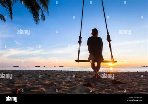 Persona Seduta Sulla Spiaggia Immagini E Fotografie Stock Ad Alta