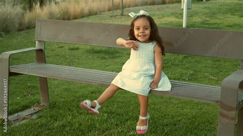 Niña pequeña chiquita bebe hermosa latina sonriente tierna amorosa jugando disfrutando y