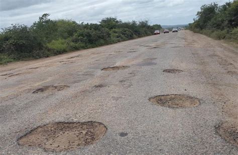 Motoristas reclamam dos buracos na BA 148 rodovia que liga Irecê a