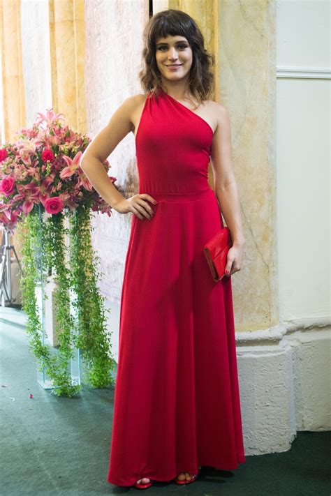 Foto Clara Bianca Bin Usa Vestido Longo Vermelho Em Casamento De