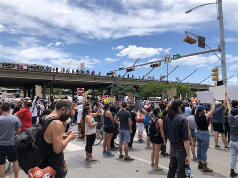 Protesters Return To Apd Headquarters Previously Shut Down I 35 With Demonstration Kxan Austin