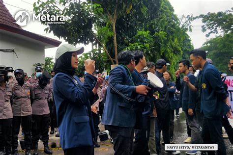 Foto Aksi Mahasiswa Ub Kuliahi Dprd Kota Kediri Tolak Kenaikan Harga Bbm