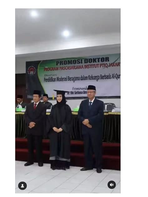 Momen Oki Setiana Dewi Raih Gelar Doktor Yang Ke Penuh Haru