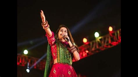 Non Stop Garba Kinjal Daveshreya Ghoshal Copy Live Beautiful Old