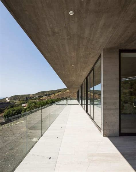 Casa De Hormig N Que Cuenta Con Una Piscina En Un Voladizo