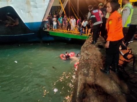 Satu Mobil Tercebur Ke Laut Hendak Masuk Ke Dalam Kapal Di Pelabuhan