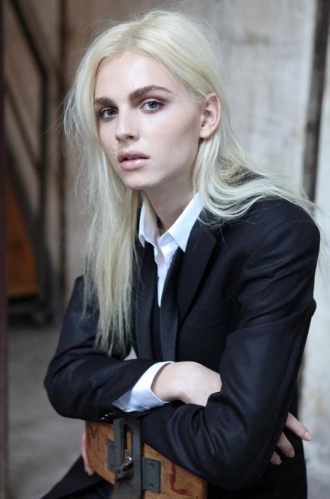 Andreja Pejic Le Mannequin à La Beauté Transcendantale Vivre Trans