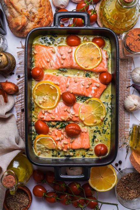 Ofen Lachs Mit Spinat Sahneso E Tomaten Zitrone Und Pinienkernen