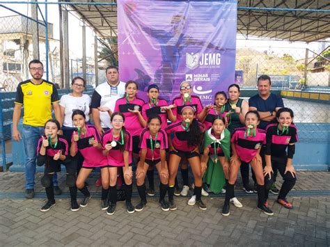 É campeã Meninas do futsal da Escola Municipal Carmem Celina conquista