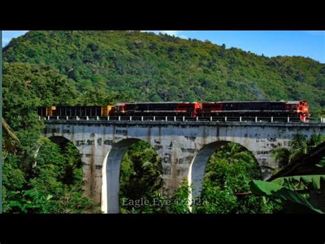 Kereta Api Besar Panjang Dan Berurat Melewati Jembatan Berusia Abad