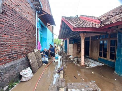 Warga Terdampak Banjir Garut Mulai Membersihkan Rumah Republika Online