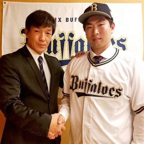 オリックスと仮契約を結んだドラフト5位の勝俣翔貴内野手（右）＝千葉県勝浦市（左は牧田チーフアマスカウト） ― スポニチ Sponichi