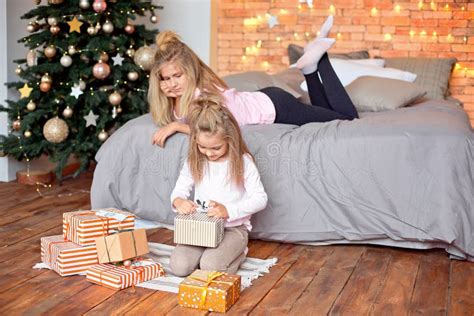 Vrolijke Kerstmis En Gelukkige Vakantie Vrolijke Leuke Kinderen Die Ten Openen Jonge Geitjes