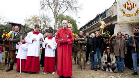 Perpignan une procession religieuse pour faire tomber la pluie Et ça