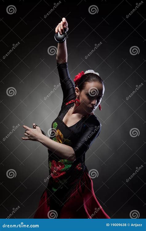 Flamenco Del Baile De La Mujer Con Las Casta Uelas En Negro Foto De