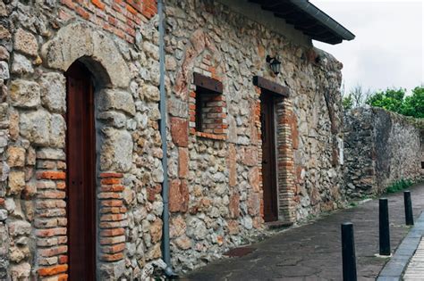 Casa antigua en el pequeño pueblo de san vicente de la barquera en