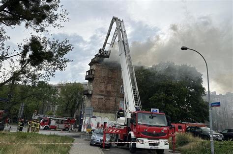 Po Ar Kamienicy Na Pradze P Noc K By Czarnego Dymu Nad Warszaw Co